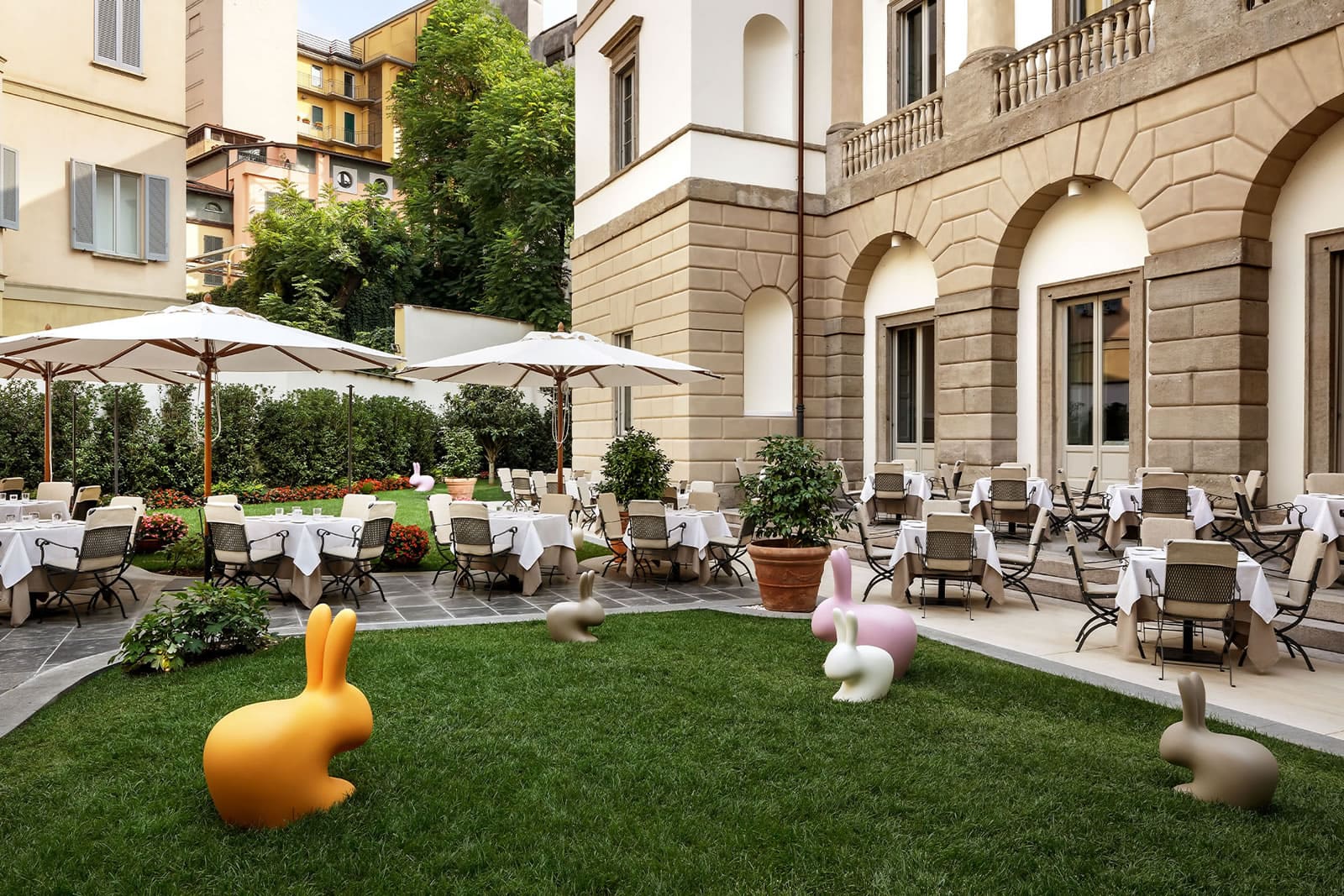 Intimate dining experience in a luxurious garden setting