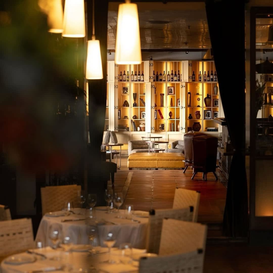 Refined dining area at Paper Moon Istanbul featuring white table settings and ambient lighting Refined dining area at Paper Moon Istanbul featuring white table settings and ambient lighting