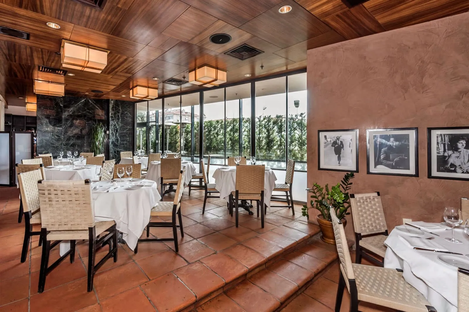 Akşam ışığında İstanbul’da bir restoran salonu