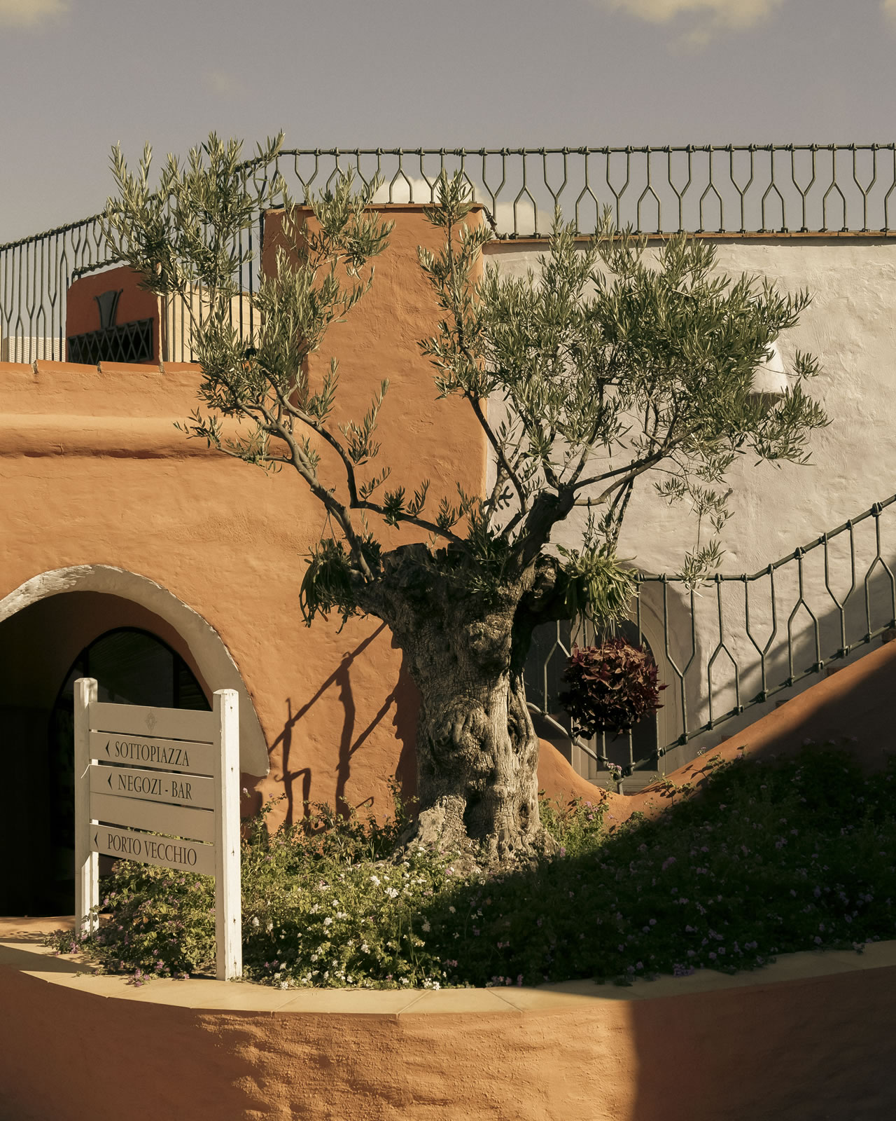 The elegance of Milan arrives among the granite rocks of Porto Cervo.