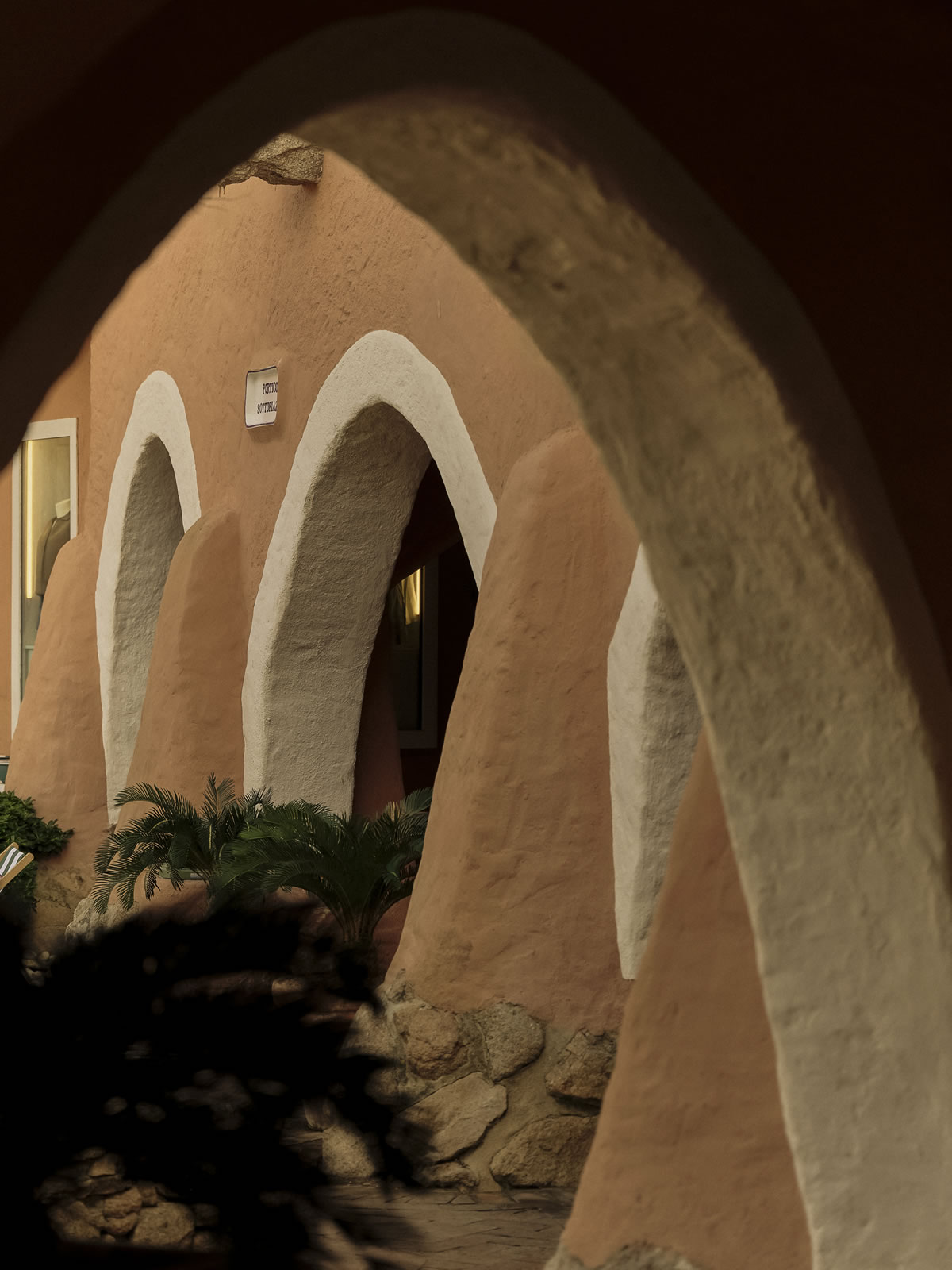 The elegance of Milan arrives among the granite rocks of Porto Cervo.